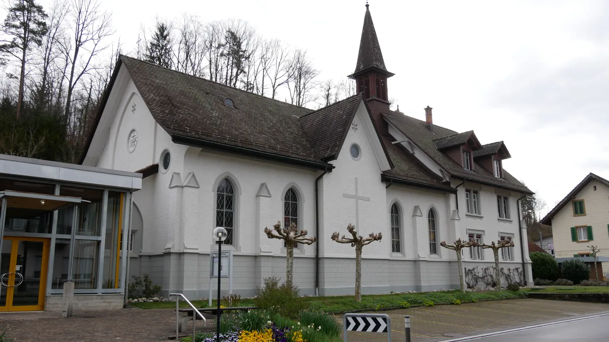 Man sieht eine Kirche.